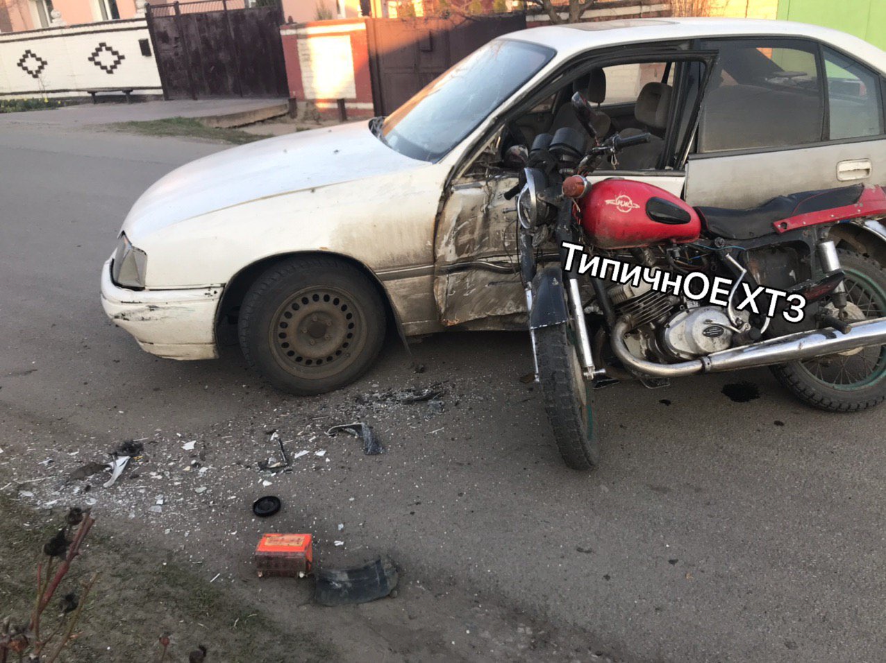 В Харькове мотоцикл влетел в машину (фото)