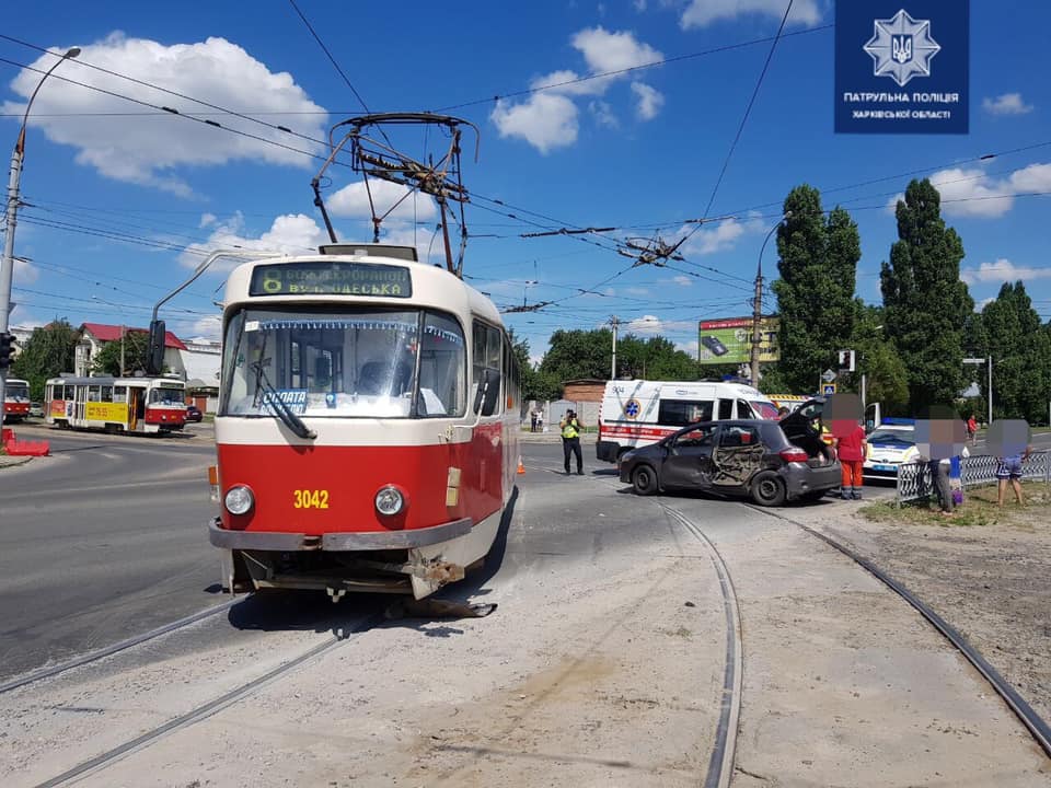 В Харькове трамвай попал в аварию: есть пострадавшие (фото)
