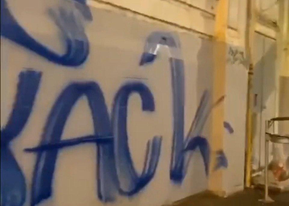 Вандалы сняли на видео, как разрисовывают здание на Сумской
