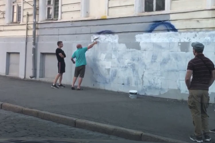 Скандальное граффити на Сумской: активисты закрасили никнейм вандала