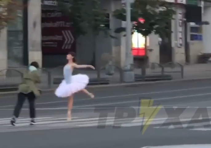 В Харькове балерина танцевала на проезжей части (видео)