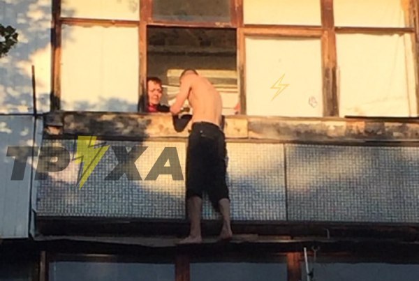На Салтовке по карнизу балкона ходил мужчина: его уговорили не прыгать (видео)