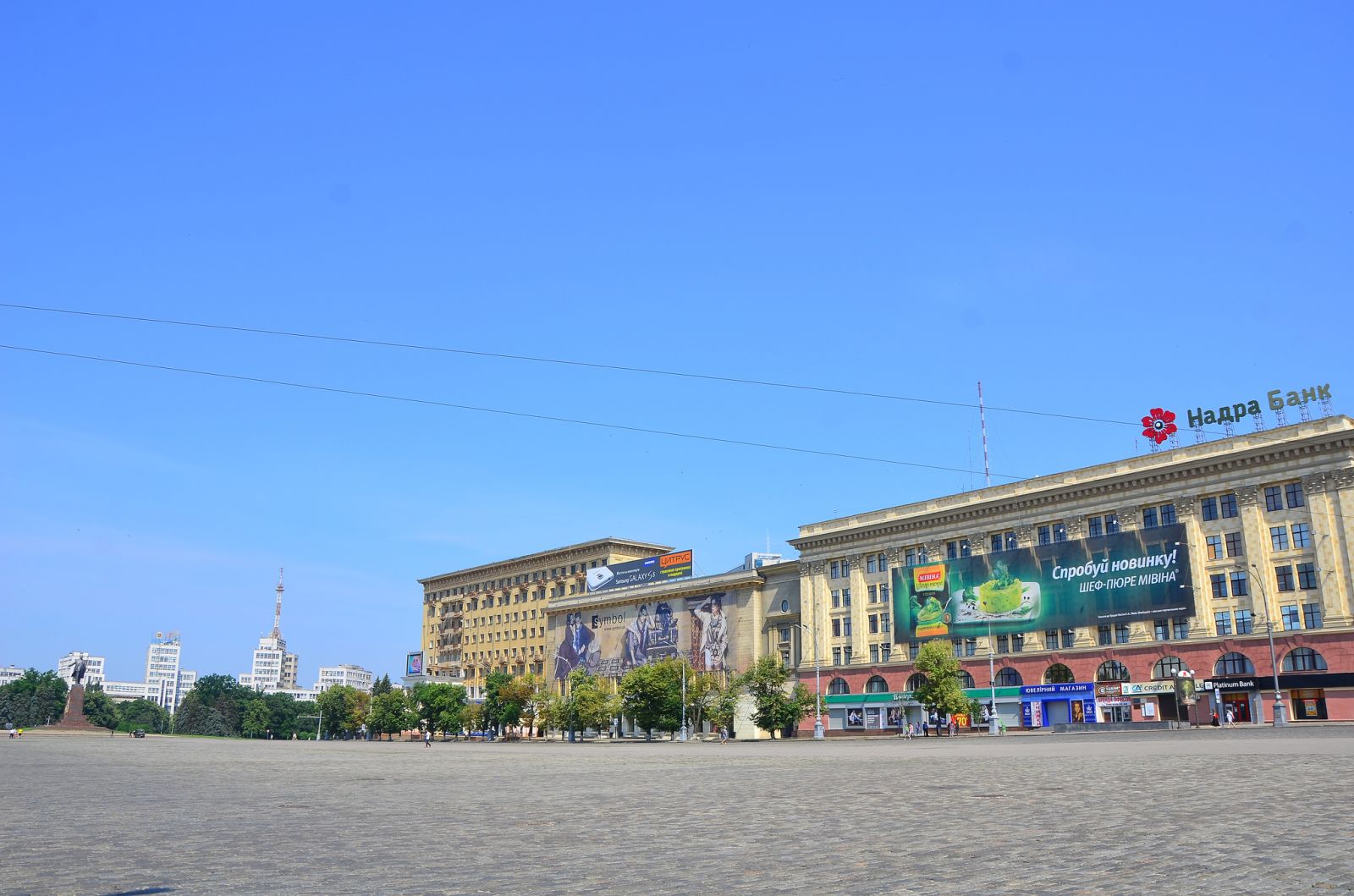 Харьковчане просят запретить парковку на площади Свободы