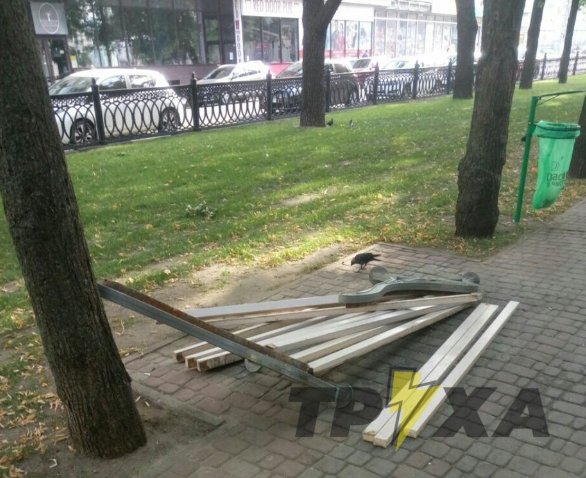 Вандалы прошлись по скверу в центре Харькова (фото)