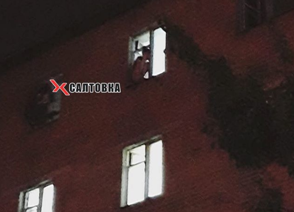 В Харькове девушка чуть не выпрыгнула из окна