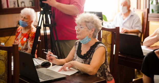 В Харькове пенсионеров учат цифровой грамотности