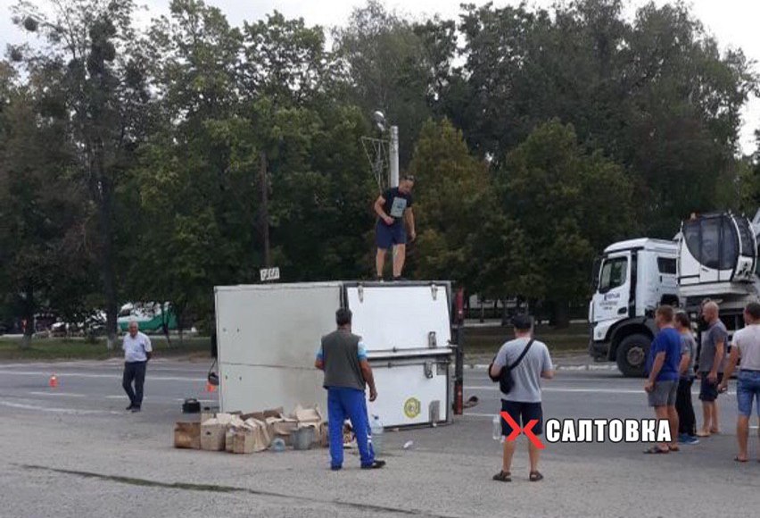 На трассе Киев-Харьков перевернулся грузовик с яйцами (фото)