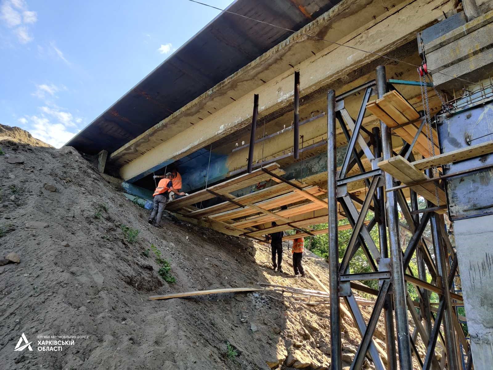 В Безлюдовке ремонтируют мост (фото)