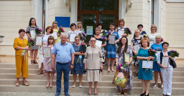 В Харькове наградили медиков, которые борются с коронавирусом