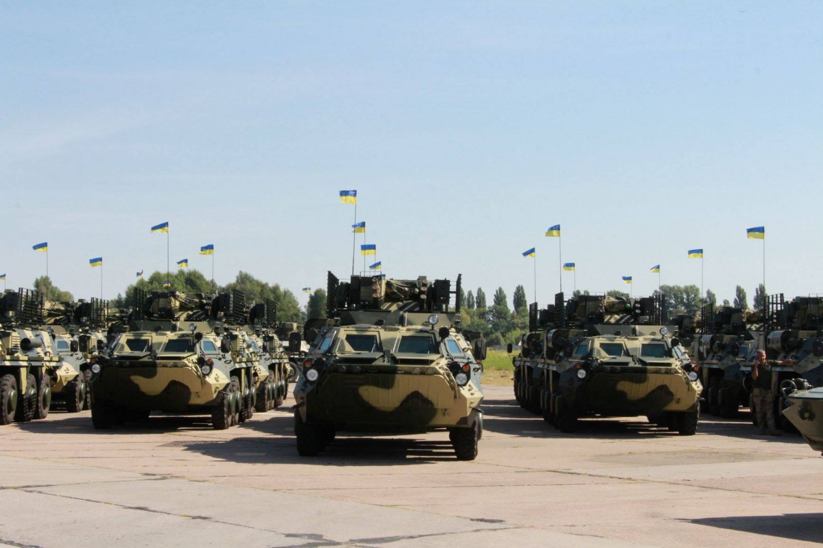 Харьковские БТР готовят к торжественной передаче в войска