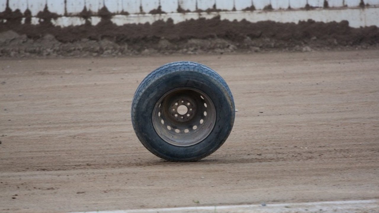 На ХТЗ у КамАЗа отвалилось колесо и влетело в другую машину (видео)