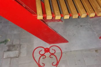 В Изюме разгромили скамью для влюбленных (фото)