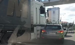 На Гагарина - ДТП с фурой (видео)