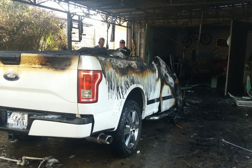 В Харькове горел автомобиль: огонь перебросился на дом (фото)