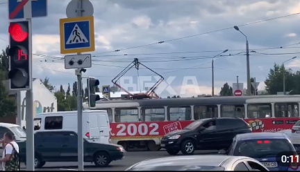 Возле ДК Железнодорожников - тройное ДТП с трамваем, собирается пробка