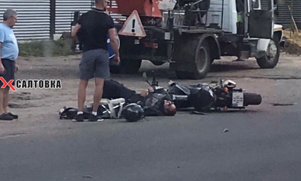 На Велозаводском мосту сбили мотоциклиста: собирается пробка (фото)