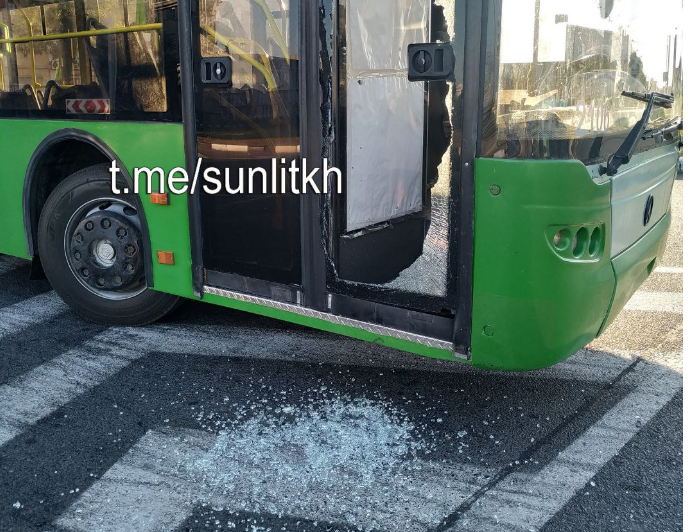 В Харькове водитель вышел из машины и разнес троллейбус (фото) 