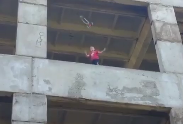 В Балаклее дети бросают самокаты со здания заброшенного хлебозавода