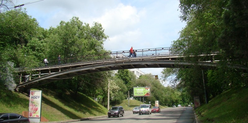 Харьковчане просят отремонтировать пешеходный мост в центре города
