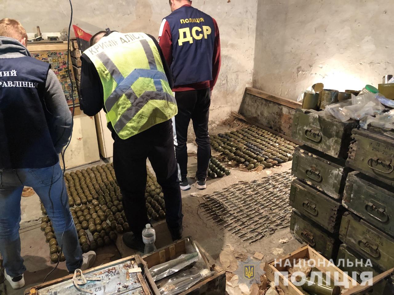 Пять килограммов тротила и тысячи боеприпасов: в Люботине нашли склад оружия (фото, видео)