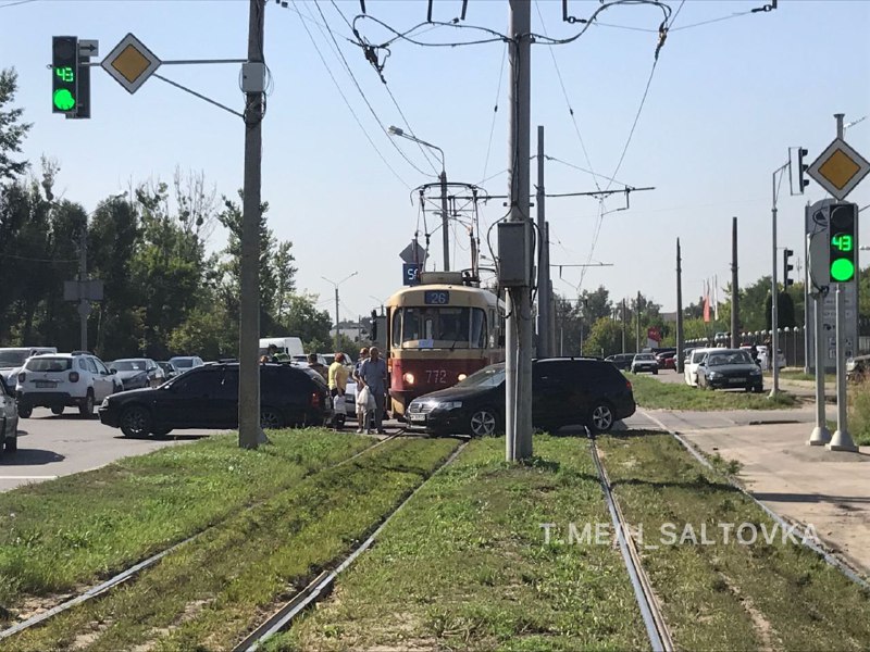 Возле Гидропарка - авария с трамваем (фото)