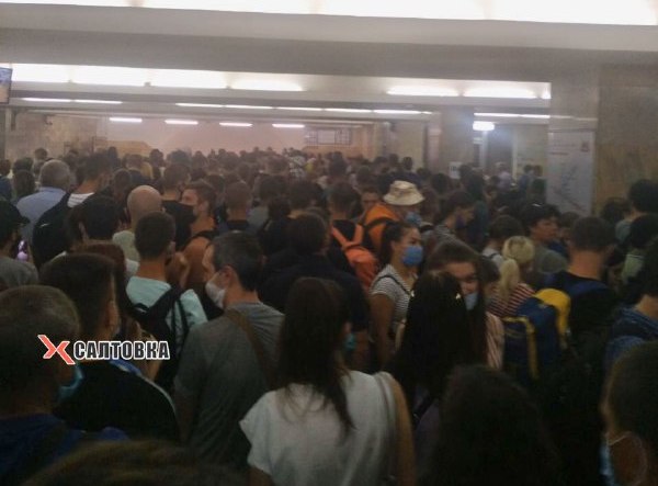 В метро - огромная пробка из пассажиров (фото)