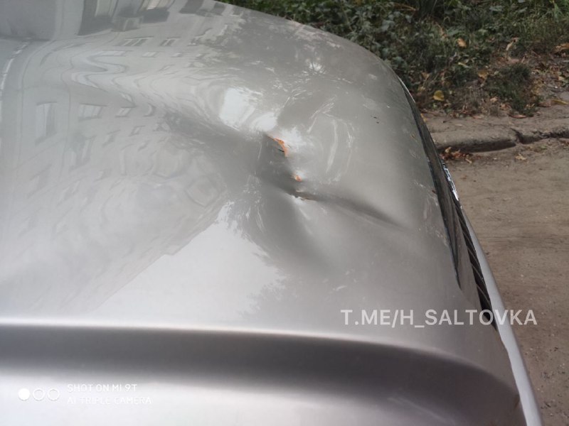 На Северной Салтовке из окна многоэтажки бросили кирпич на авто (фото)