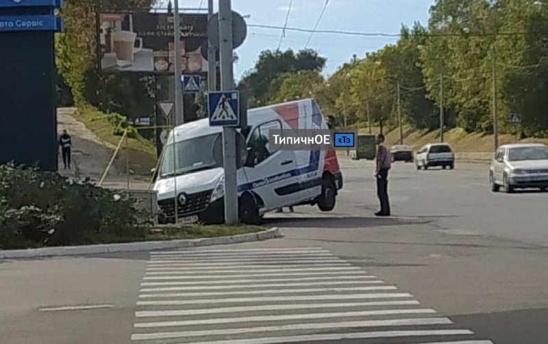 На Полтавском Шляхе микроавтобус провалился в яму (фото)