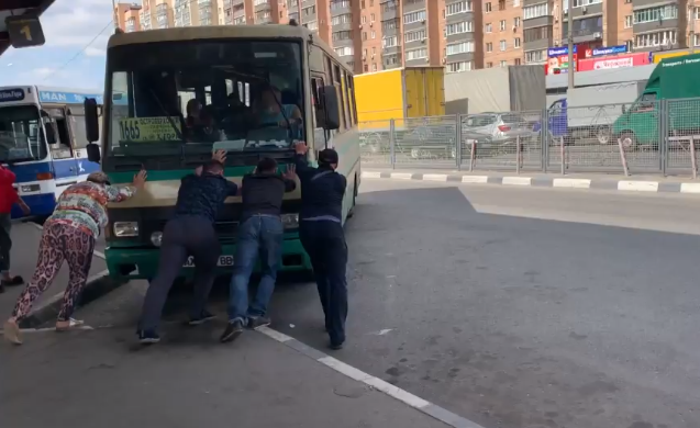 На Холодной Горе пассажиры толкали автобус (видео)