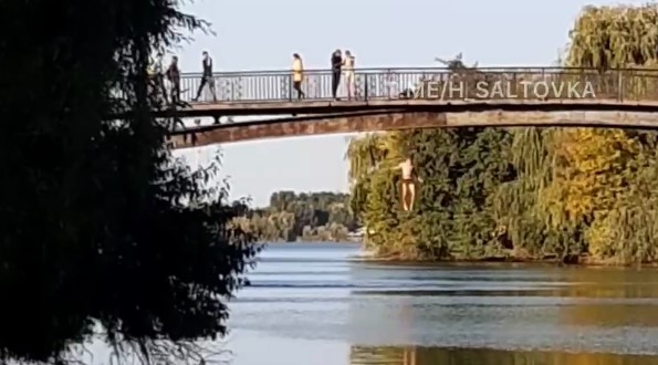 На Гидропарке неизвестные прыгнули с моста в воду (видео)