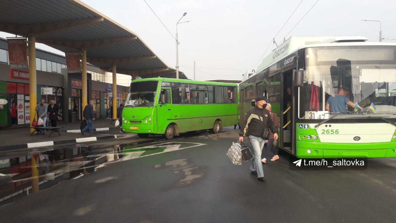 На Салтовке столкнулись троллейбус и маршрутка (фото)