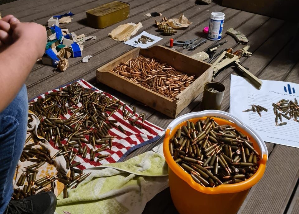 У работника СБУ Харьковской области нашли арсенал оружия и наркотики (фото)