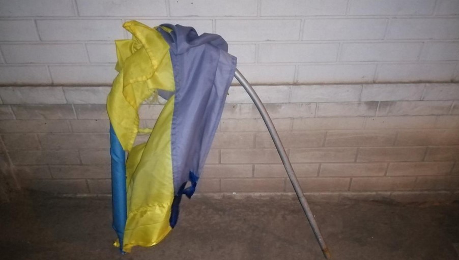 В Харькове подросток сорвал и повредил флаг Украины