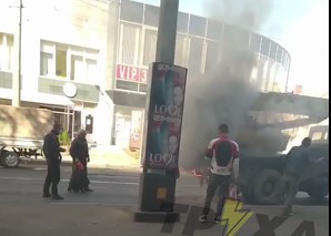 На улице Молочной горит автокран (видео)