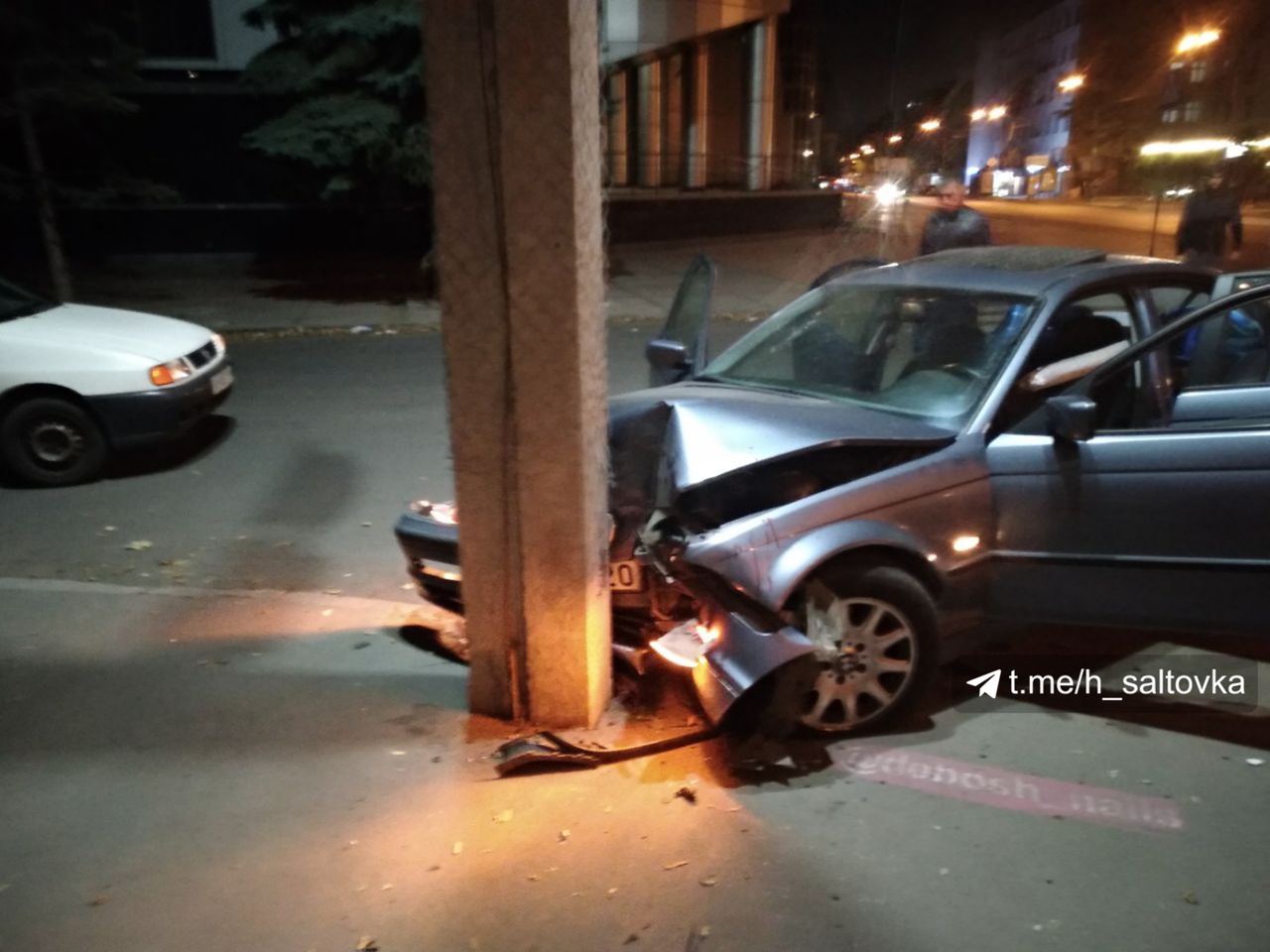 BMW врезался в столб на Пушкинской: подробности