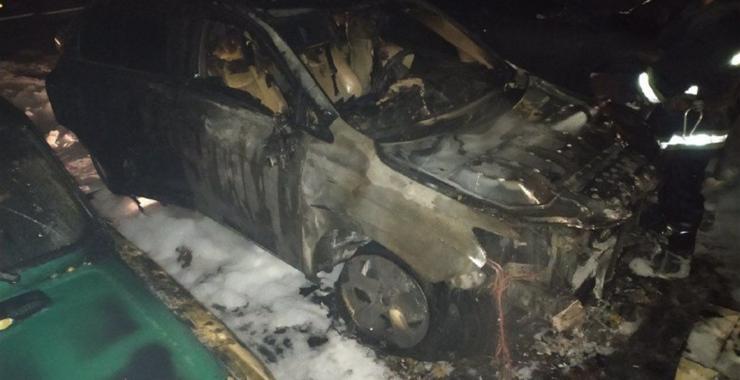 Кандидату в мэры от "Слуги Народа" сожгли машину: он подозревает конкурента (видео)
