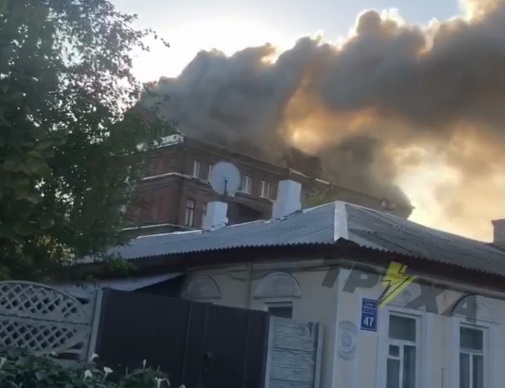 На Чеботарской – крупный пожар, полыхает жилой дом (фото)