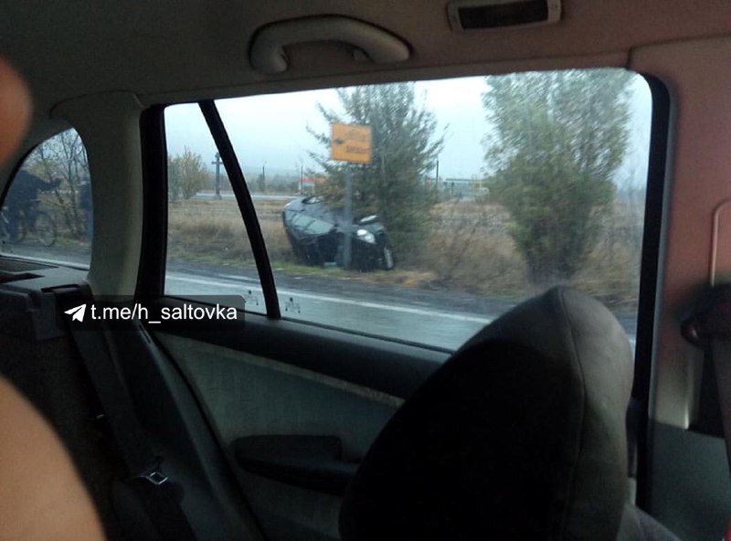 На Мерефянской трассе машина слетела в кювет и перевернулась (фото)