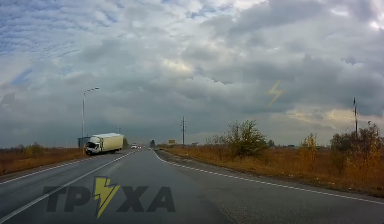 На окружной столкнулись грузовики: один вылетел с дороги (видео)