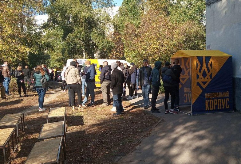 Возле Киевского райсуда – пикет, собрались десятки человек (фото)