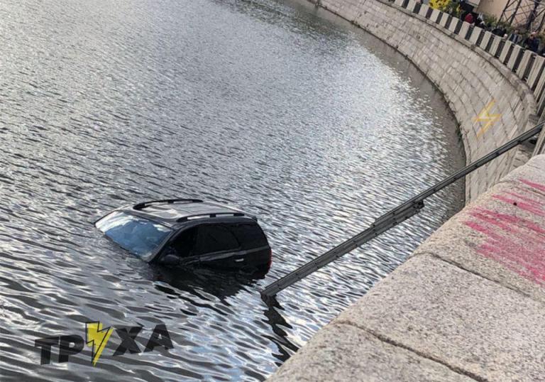 В центре Харькова в реке утонула машина (фото)
