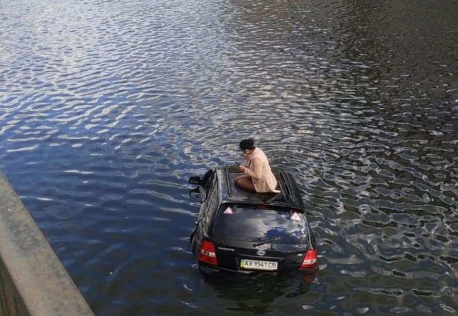 Машина в реке на набережной: появилось видео