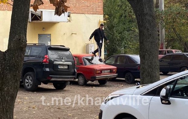 В Харькове парни прыгали по автомобилям (фото)