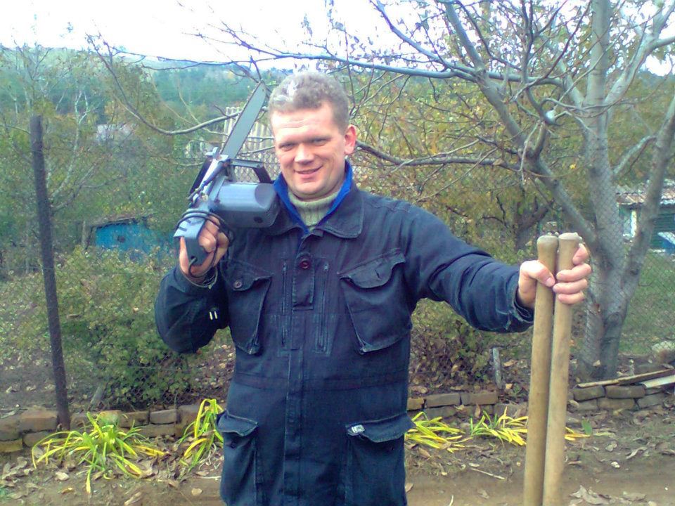 Под Харьковом на огороде избили экс-министра (фото)