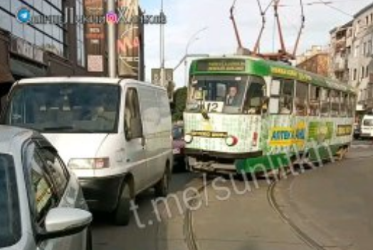 Припаркованная машина заблокировала движение трамваев (видео)