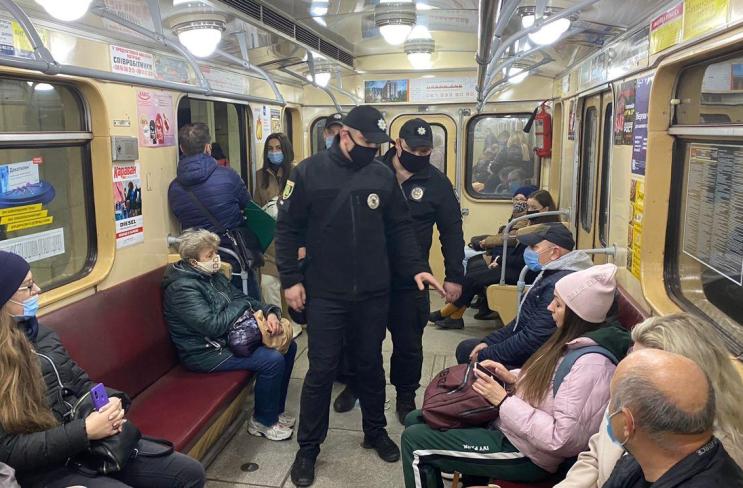 Из метро вывели пассажиров без масок (видео)