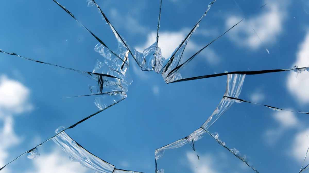 Хулиган разбил окна в школе и забаррикадировался на чердаке
