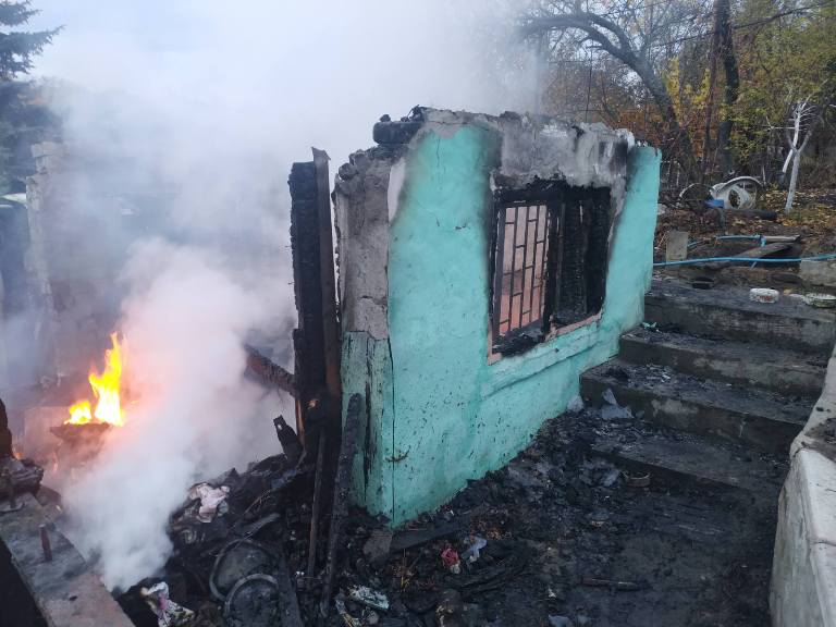 Под Харьковом сгорел дачный дом (фото)