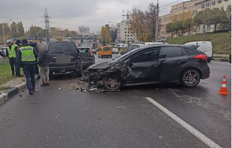 Массовое ДТП на Гагарина: водитель, спровоцировавший аварию, уехал (фото)