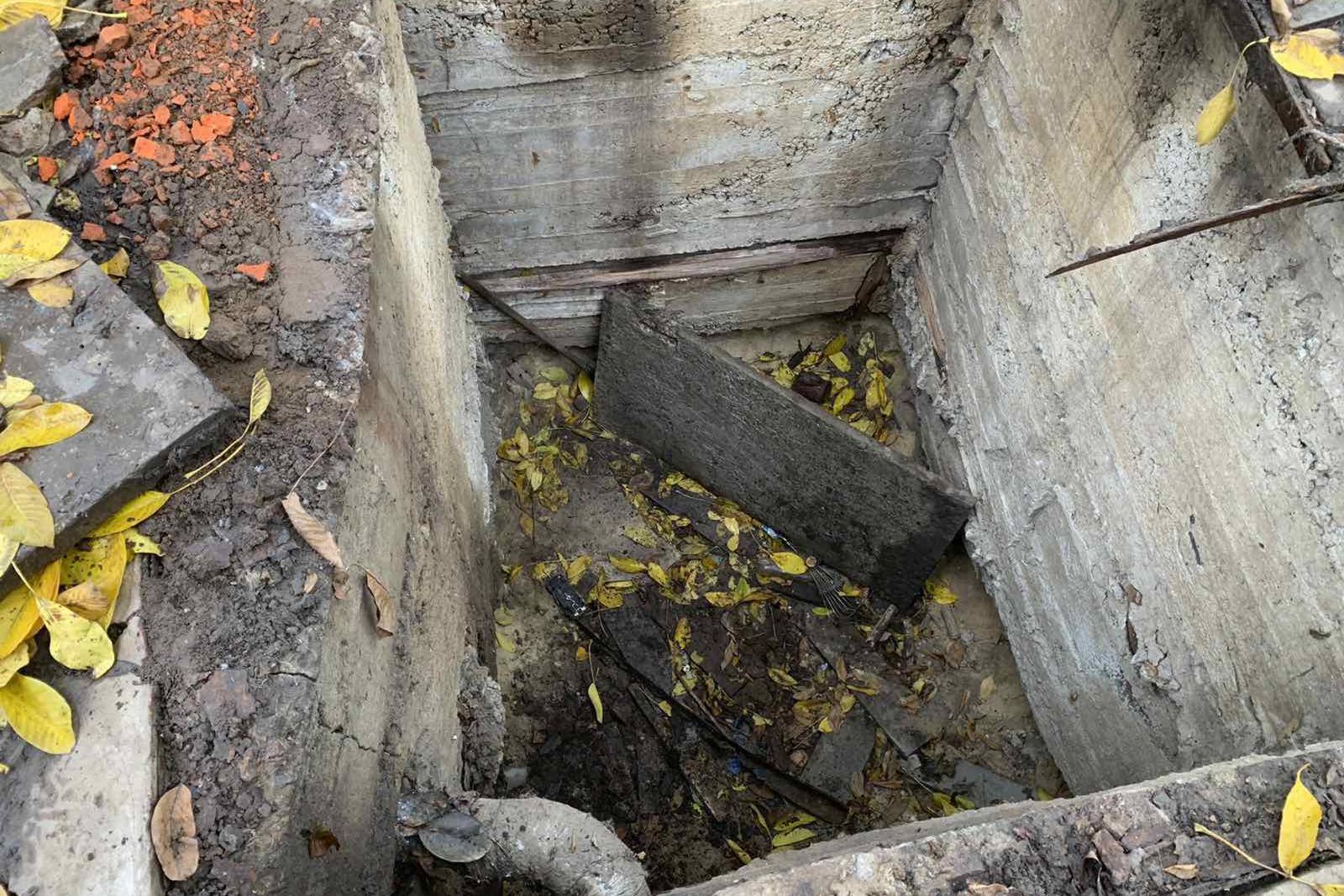 На Немышле женщина провалилась в двухметровую бетонную яму (фото)
